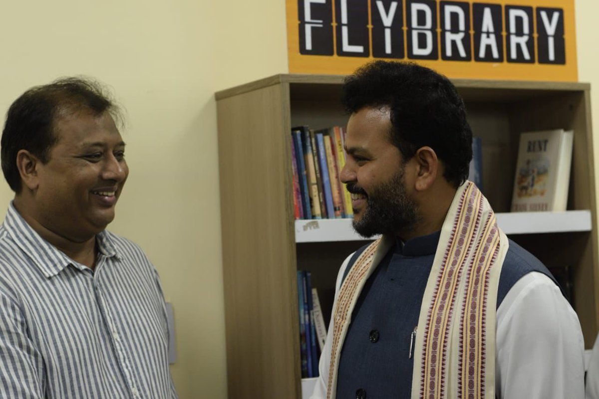 Union Minister for Civil Aviation Kinjarapu Rammohan Naidu has been all praise of #Flybrary at Bhubaneswar Airport by #BAKUL
He explained the concept to MoS Muralidhar Mohol &amp; instructed his Ministry to replicate Flybrary in other airports. #Bhubaneswar ⁦<a href="/TOIBhubaneswar/">TOI Bhubaneswar</a>⁩