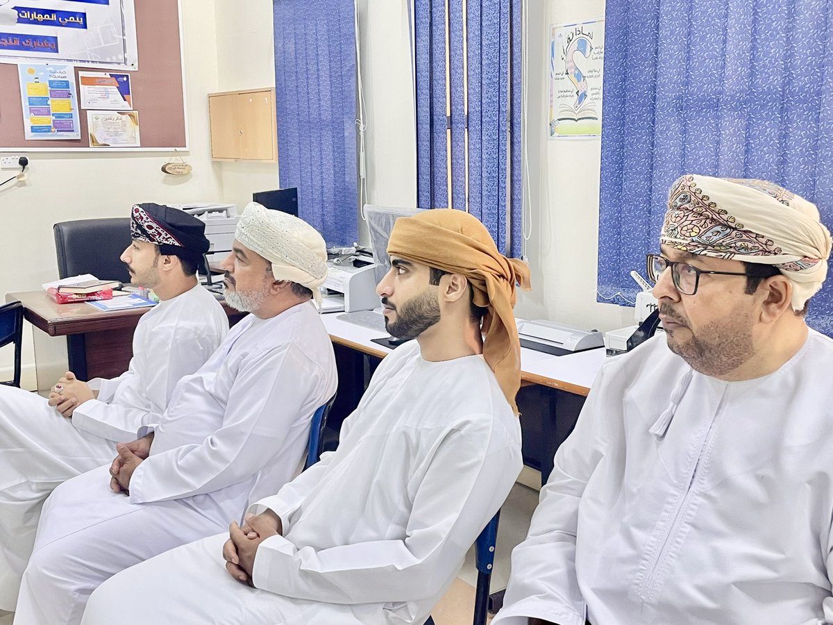 مع بداية العام الدراسي الجديد 2026/2025م 
إنطلاق برنامج الإنماء المهني بالمدرسة ، حيث جاءت البداية مع مشغل بعنوان : القيم والإتجاهات الإيجابية في التعلم من تقديم الأستاذ : وليد بن جمعة العبري / معلم أول تربية إسلامية
بحضور أعضاء الهيئة التعليمية بالمدرسة.