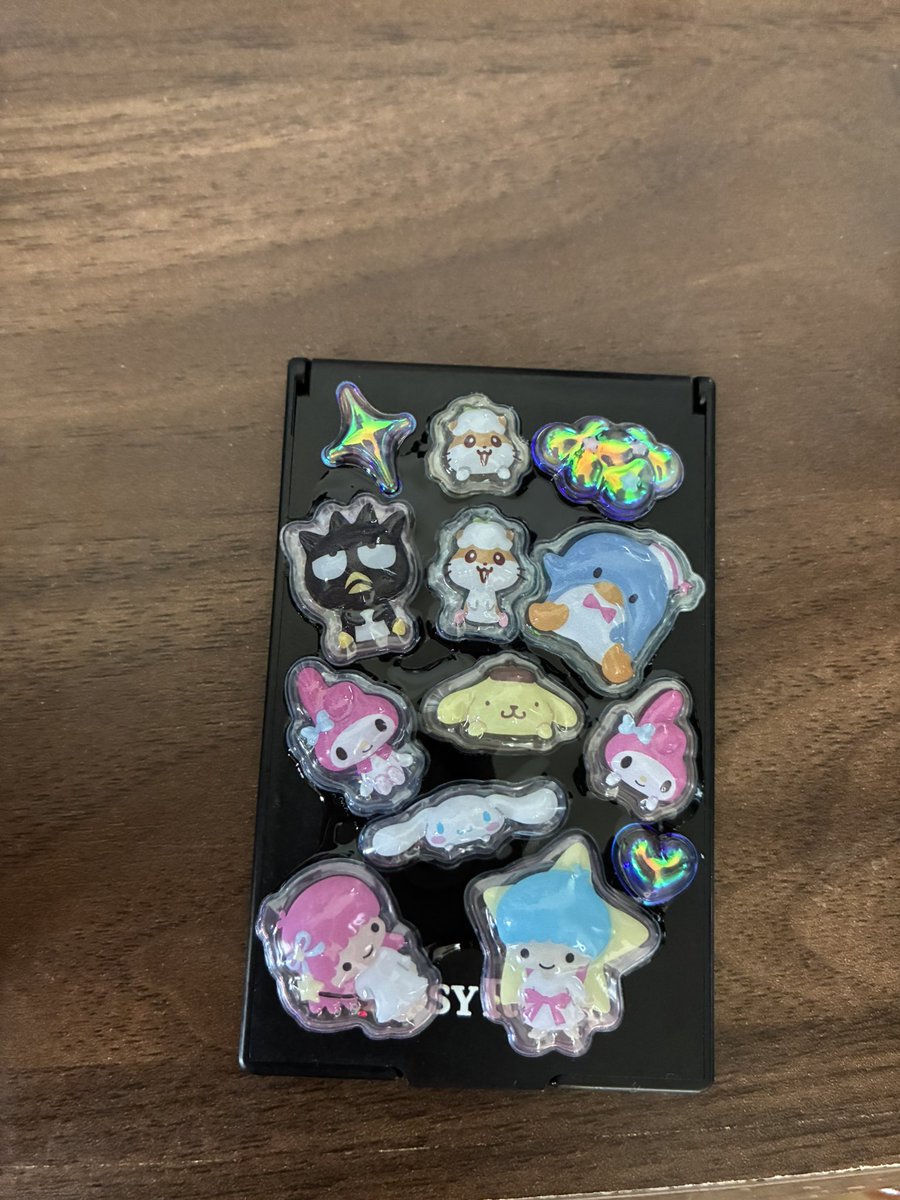 8/24（日）
拭き取る際は動画もお願いします！ハッシュタグは　#happymovie です！
人生初レジン液とUVライトを取り扱いました
2年くらい前までは持ち物はシンプルなものがベストだと思ってましたが、KAWAIIものを持つと気持ちが上がることに気づいてしまいました。嗜好が変わりつつある自分がいます！