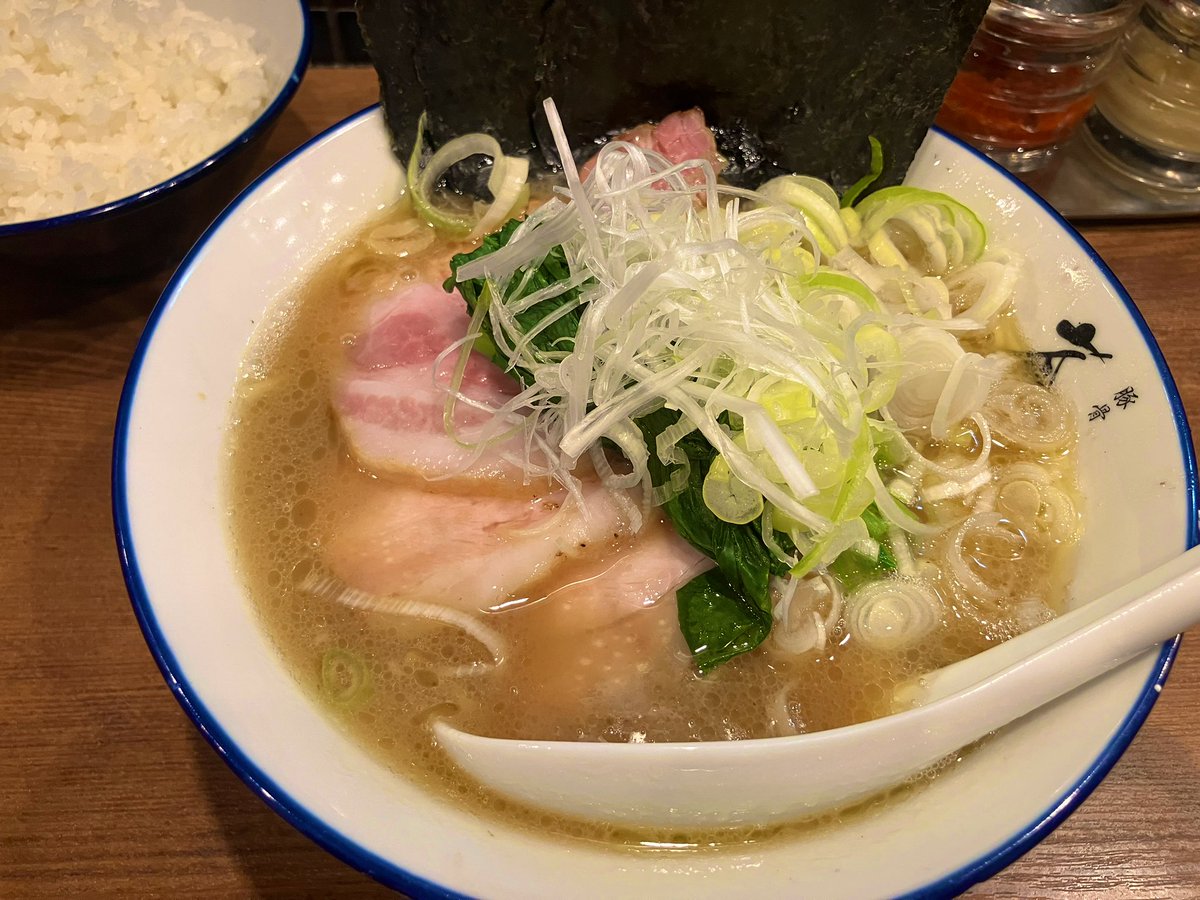 1ヶ月ぶりの豚骨　蒼翔

チャーシュー麺　
ネギトッピング
ライス
はい、最高に美味しい꒰ ´͈ω`͈꒱
スープがめちゃめちゃ自分好みで大好き！
スープ完飲不可避大満足✨
ご馳走様でした😋