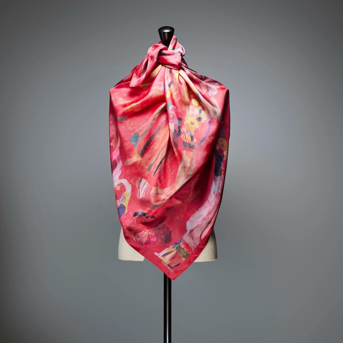 やさしく包み込むような鮮やかな赤。三谷 由芙「りんごのブーケ」です。

みずみずしい水彩の中で、花々や果実が光を抱きこむように広がっていく。スカーフに宿る艶めく赤は、身にまとう人の日常に寄り添い、何気ない一瞬を祝祭へと変える。贅沢なほどに、美しい。

heralbony.com/products/silks…