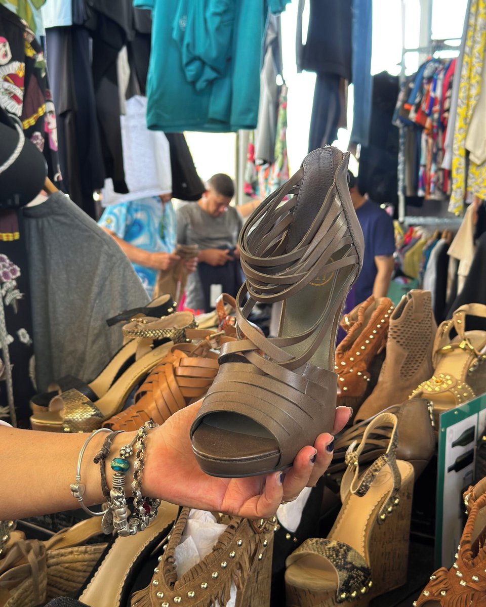 👣🚶‍♀️Aquest estiu trepitja amb estil als Encants Barcelona!

Tenim sandàlies fresques i còmodes per a dona, home, nens i nenes. 🔝Perfectes per gaudir del bon temps amb comoditat i bon gust.

@mercatsbcn