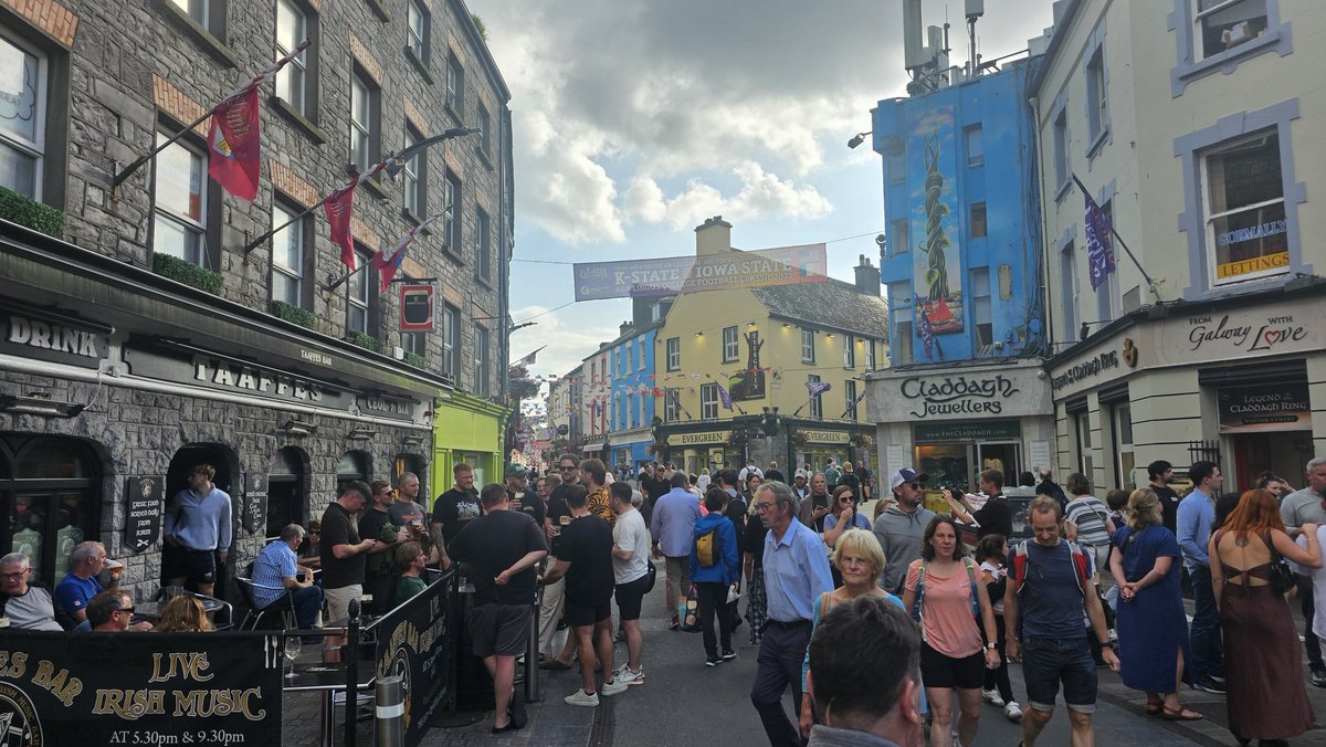 Had a nice trip to the Cliffs of Moher yesturday and a chilled walk in the town centre of Galway. Hopefully I can call Ireland my new home in a few months. 🥰🇮🇪 

#VisitIreland #Galway #CliffsofMoher