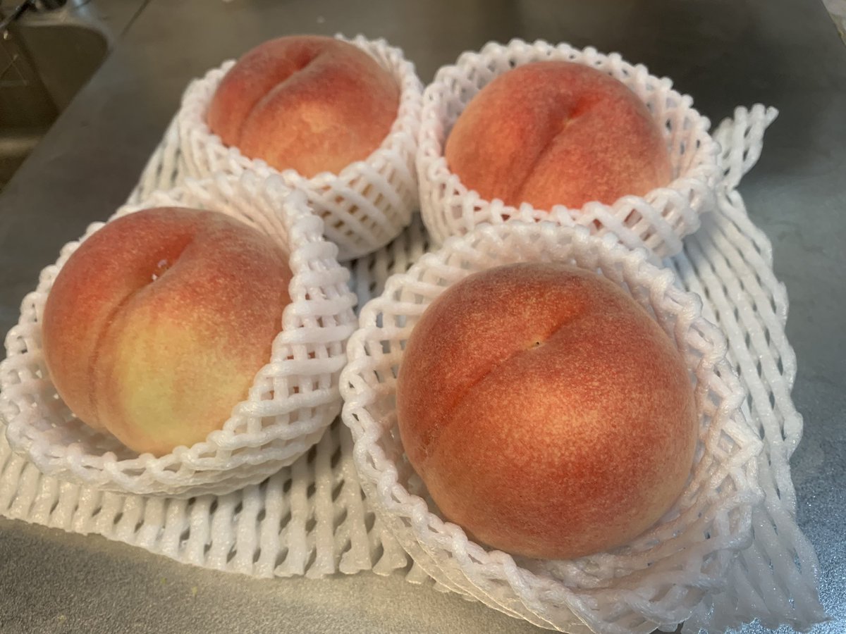 桃貰いました！どうやって食べようかな…。

とりあえず追熟させます☺️