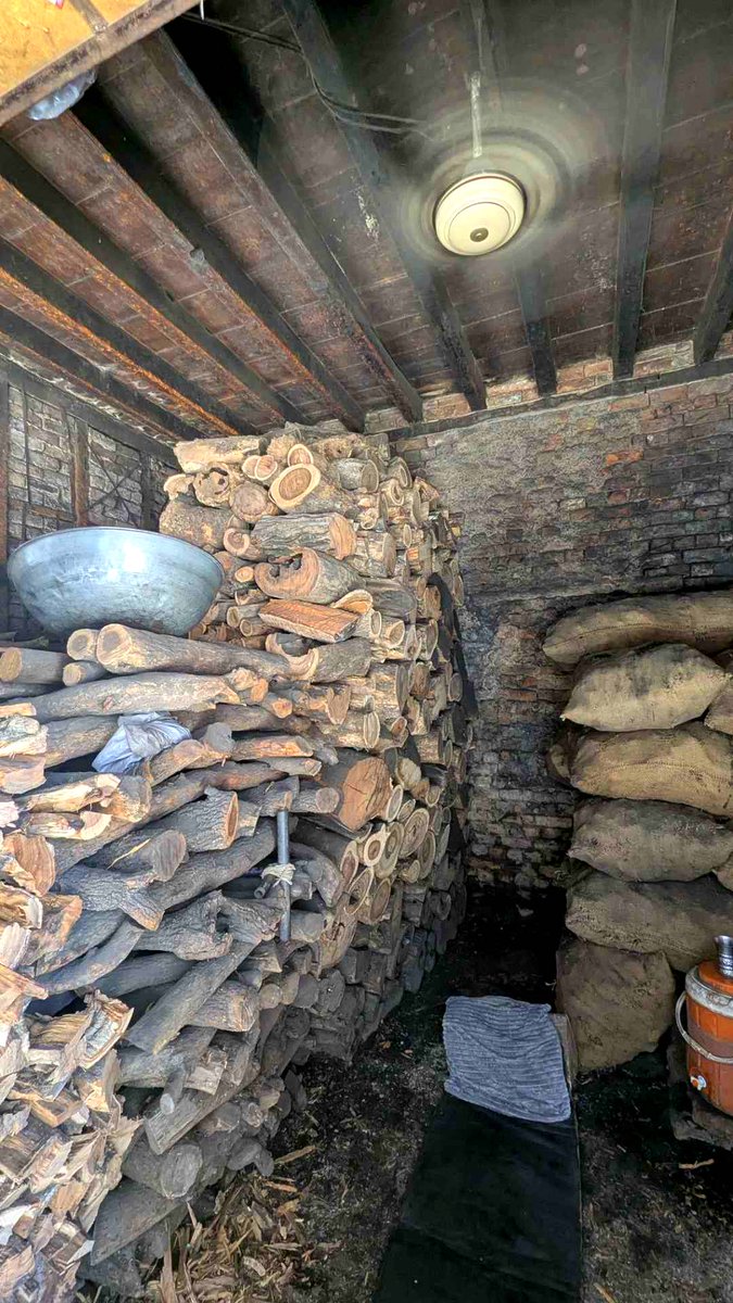 PeshTravelGuide's tweet image. Wood log shop in interior peshawar