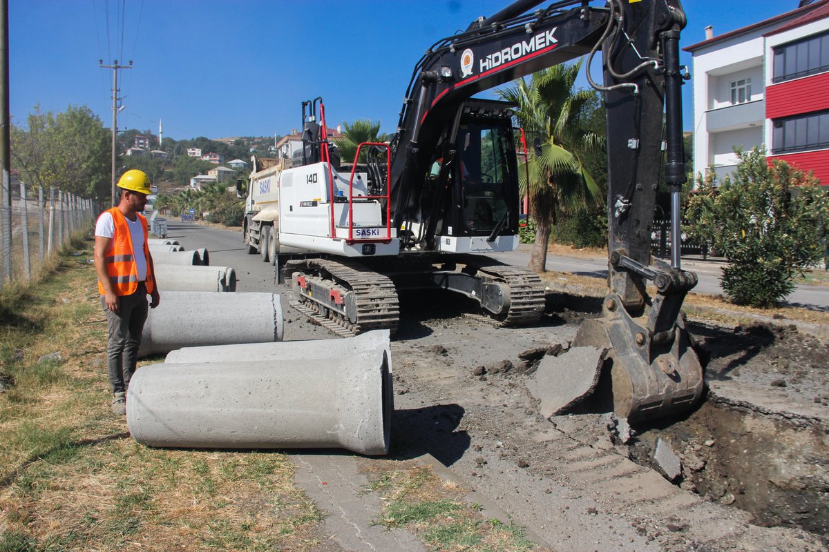 📍Tekkeköy – Aşağı Çinik Mahallesi

Yağmurun her damlası güvenle akıp gitsin, sokaklarımız huzurla nefes alsın diye sahadayız. 💧
Ekiplerimiz yeni yağmur suyu hattı çalışmasını titizlikle sürdürüyor.

Her adım, vatandaşlarımızın güvenliği ve geleceğin sağlam altyapısı için… 💪✨