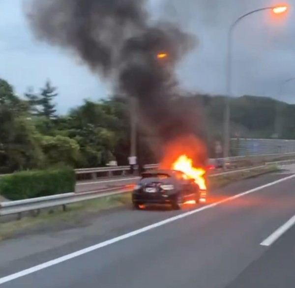 Gt8VUlzRG7buafO's tweet photo. 【火事情報】#交通情報 東北道 下り 大和IC付近 乗用車燃える車両火災事故で一部交通規制8月25日 #東北道 #宮城 #火災 : ニュース速報あれこれ総合 https://t.co/9HQRMbWAbX #宮城県 火事消防車サイレン場所出動規制消火 https://t.co/ZtafSJryjC