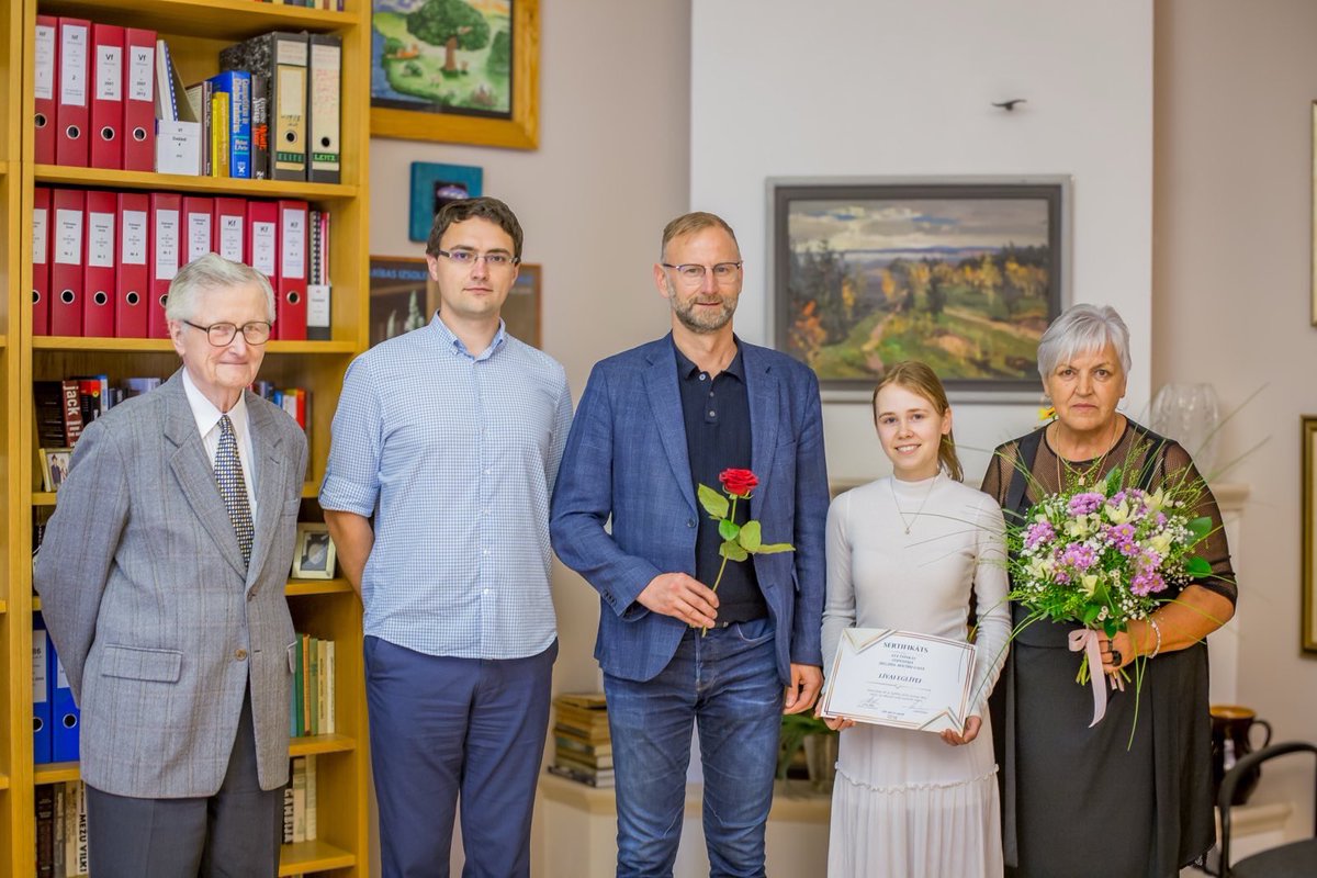 Piekdien pasniedzu Vītolu fonda stipendiju RTU Inženierzinātņu vidusskolas absolventei Līvai Eglītei, kura šoruden uzsāks studijas Latvijas Universitātē, programmā “Ķīmija”.
Jaunieši ir Latvijas nākotne – viņi ir topošie līderi, kas veicinās mūsu valsts attīstību un nesīs