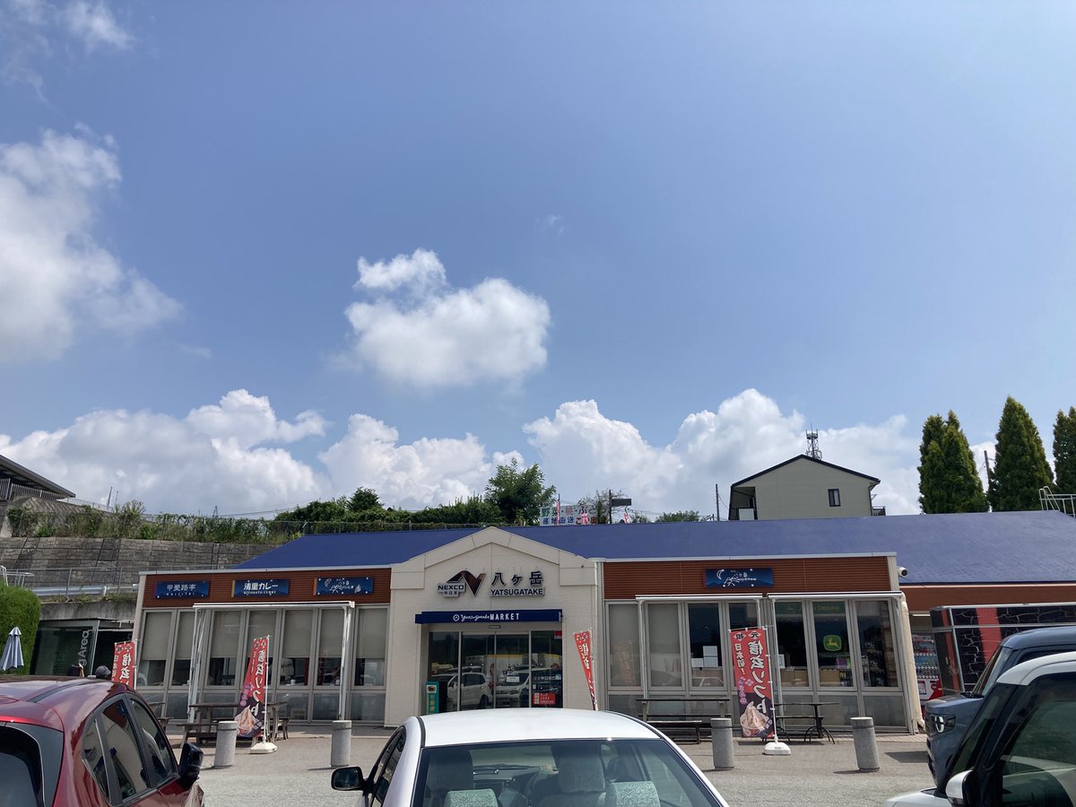 堂々とパーキングの店の前でタバコ吸ってる短パンおじさん。チャイニーズかと思って『スモーキングあっちやぞ』とドヤしたら『あ、はい』と返ってきました。
お前みたいな輩がオレ達喫煙者の肩身を狭くさせてるんだ。
サングラス便利😎