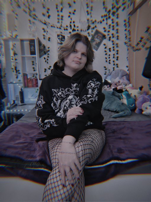 RubyUshinatta 🏳️‍⚧️ - Wana watch horror movies? :3 https://t.co/umRxUJg5Xs