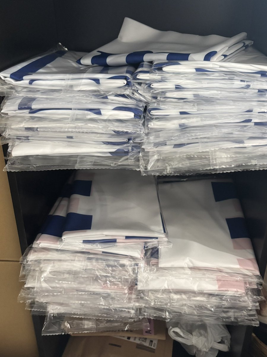 <a href="/arimoto_kaori/">有本  香  Kaori Arimoto</a> <a href="/slk4IFtc07hsXEC/">Miporin</a> 「濡れた幟は横にして干す」
天日干しが一番色が抜けてしまいますので室内干し・日影干しにします。
これ、不動産屋の豆知識です。
党も大切に育て、幟も大切にしましょう😊
保守党カラーの不動産が言うから間違いないです🤣