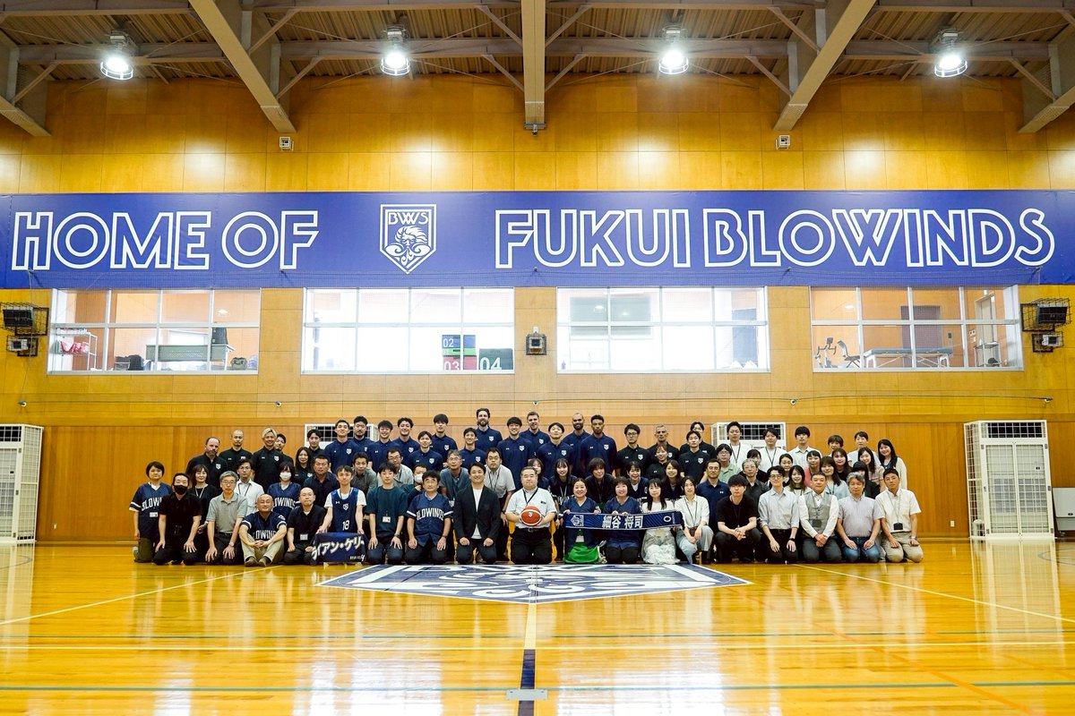 FUKUI_BLOWINDS's tweet photo. ----------------
BLOWINDS
TEAM CAM📸
----------------

本日より全体練習がスタートしました🔥
事業部も含めたTIPOFF MTGも実施✨

そして 今シーズンより #福井コンピュータホールディングス のサポートにより専用練習場の利用がスタートとなりました☝️
ご尽力いただきました皆様に感謝申し上げます🙏

専用練習場利用に関する締結式🖋
https://t.co/yqakpVyYg3

#福井ブローウィンズ