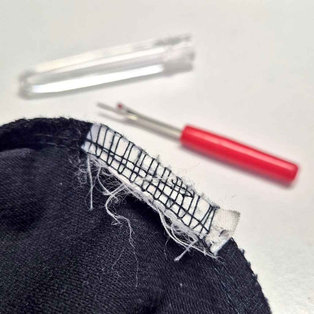 Lütfen, bunu bu kadar sağlam dikmeyin. Kalan kısmı tişörte zarar vermeden sökmek o kadar zor ki. İşin sonunda bi kenarından açılmaya başlaması da beklediğim olası sonlardan biri.