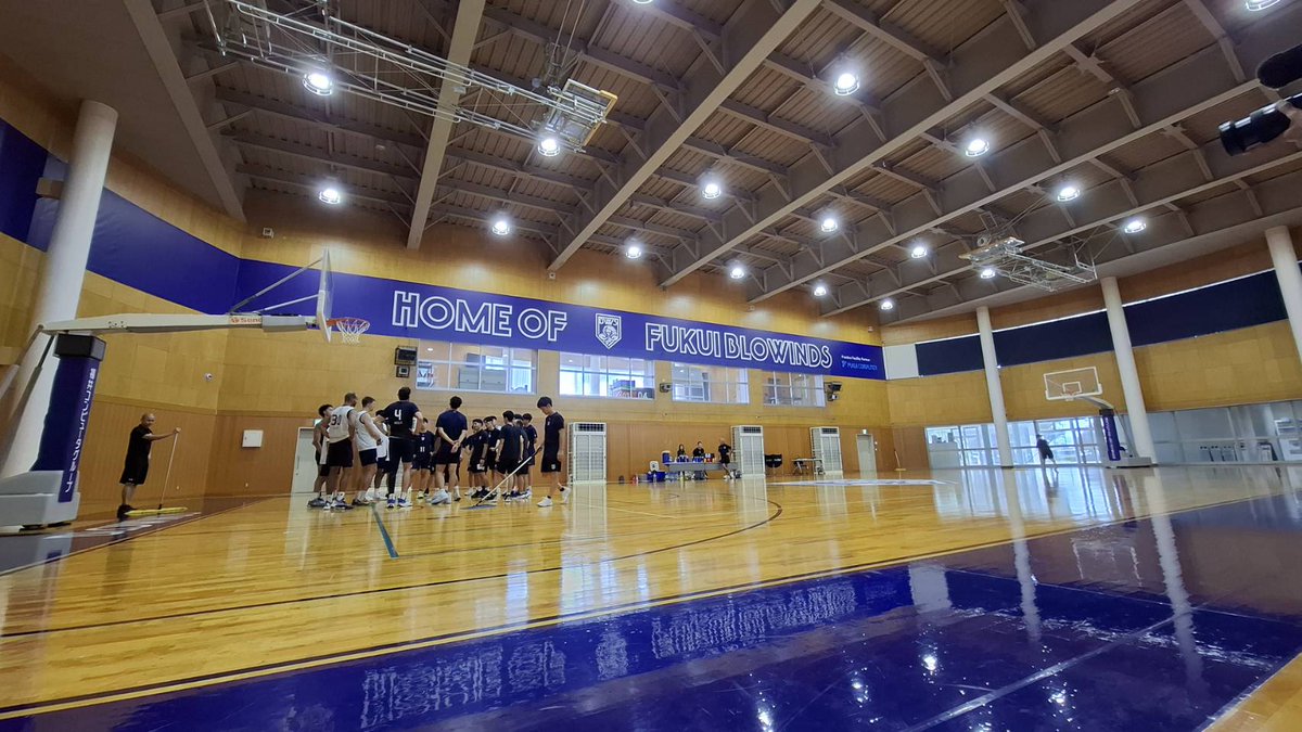 FUKUI_BLOWINDS's tweet photo. ----------------
BLOWINDS
TEAM CAM📸
----------------

本日より全体練習がスタートしました🔥
事業部も含めたTIPOFF MTGも実施✨

そして 今シーズンより #福井コンピュータホールディングス のサポートにより専用練習場の利用がスタートとなりました☝️
ご尽力いただきました皆様に感謝申し上げます🙏

専用練習場利用に関する締結式🖋
https://t.co/yqakpVyYg3

#福井ブローウィンズ