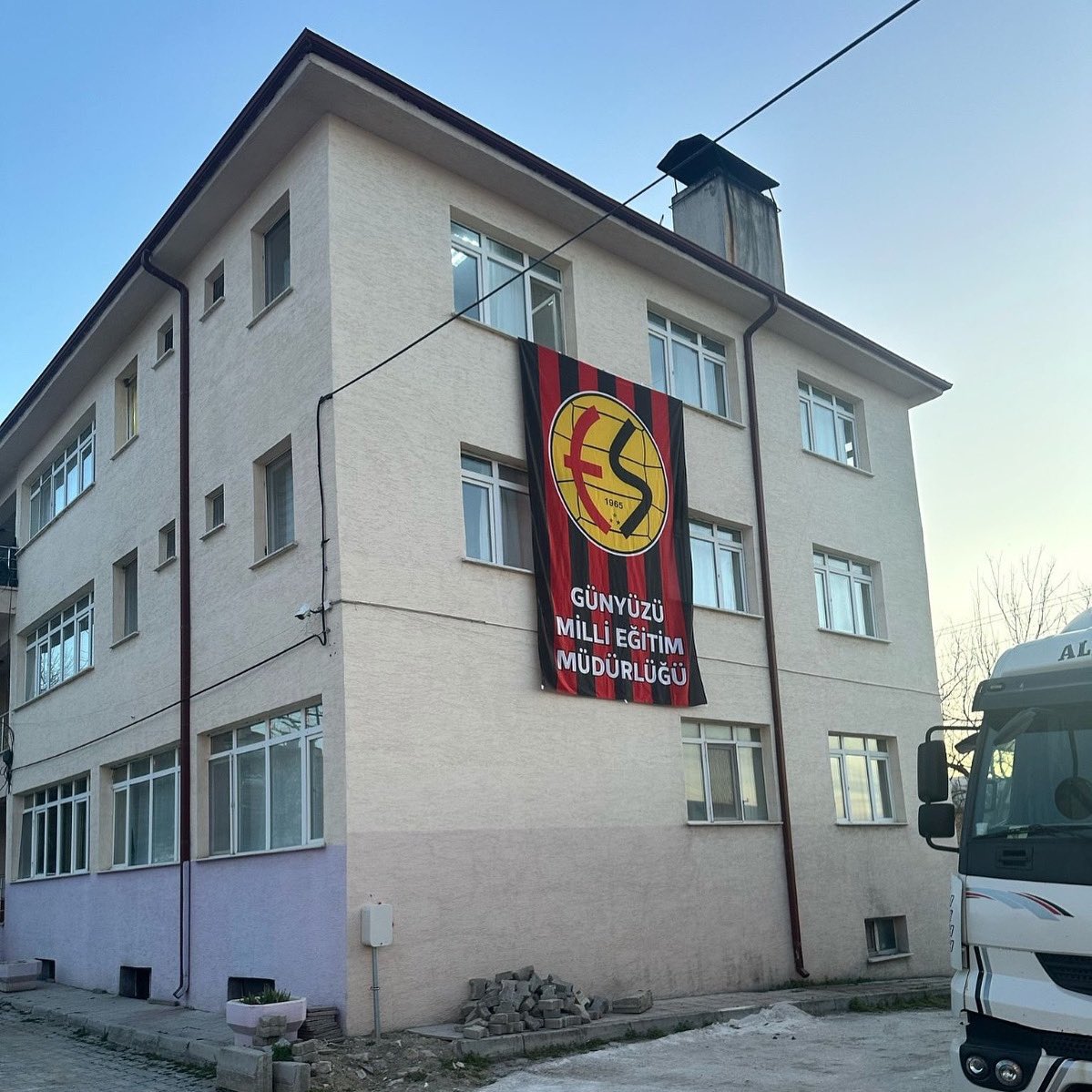 Sn. Serhat Özkaya müdürümüz, Sivrihisar İlçe Milli Eğitim Müdürü olarak göreve başlamıştır. Günyüzü’ndeki görevinde olduğu gibi, genç nesillere arma sevgisini aşılamadaki gayretini yeni görevinde de aynı kararlılıkla sürdüreceğine inancımız tamdır. Hayırlı olsun! <a href="/Eskisehirspor/">Eskişehirspor</a>