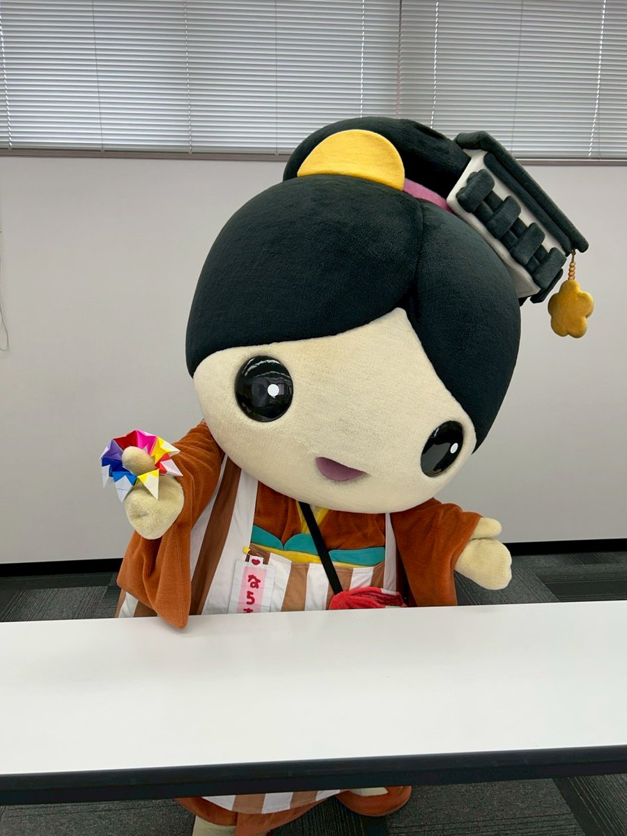 naramachiko0208's tweet image. みてみてー！
ちょっと押しただけで輪っかに早変わりなんだよ👈😳

#ならまちこ #マスオグループ #ゆるキャラ
