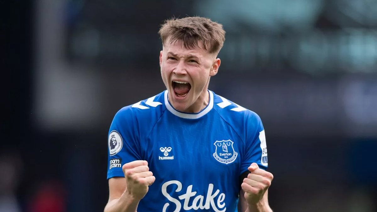 Exclusive: #Sevilla are in talks to sign Nathan Patterson on a season-long loan from #Everton. Week left of the transfer window begins - and its expected to be busy. skysports.com/football/live-… #EFC