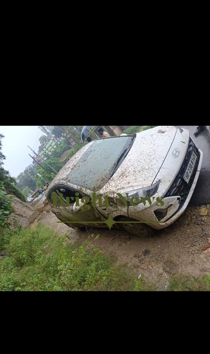 bhardwajkushal3's tweet image. 🚨 भूस्खलन !
घुमारवीं पुल के पास बरठीं जाने वाले मार्ग पर अचानक भूस्खलन हुआ, जिसमें एक गाड़ी चालक बाल-बाल बचा। 
#Bilaspur #Berthin #Ghumarwin #HimachalLandslide