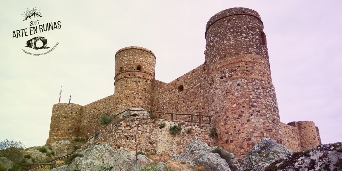 Buenos días desde el #Castillo de #Capilla, una imponente fortaleza que se levanta majestuosa sobre la localidad de Capilla y que domina la orilla del #Zujar. Más info en el artículo. #Extremadura. buff.ly/37mmmDj