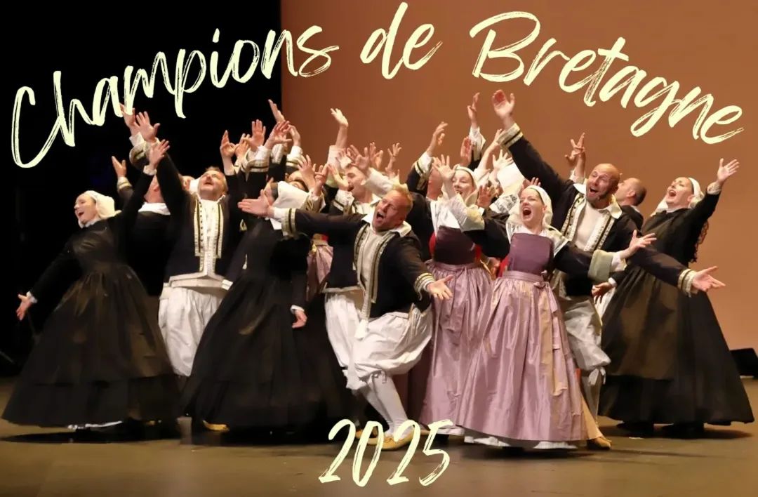 Yann2229354456's tweet photo. Kelc'h keltiek "Strollad An Tour Iliz" (An Turbal, Bro Naoned) zo bet kampion #Breizh dec'h e Gwengamp. An trede gwech eo hag an eil diouzh renk. Gourc'hemennoù !
Le cercle celtique de La Turballe (Loire-Atlantique) sacré champion de #Bretagne hier pour la 3ème fois 👏
#44bzh https://t.co/7P7AkpUPtV