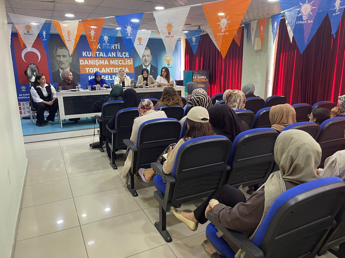 📍Siirt-Kurtalan 

Bölge sorumlumuz Sn. <a href="/zerrin_arslan/">Zerrin Arslan</a> İl kadın kolları başkanımız Sn.<a href="/AvBetulTubaMavi/">Av. Betül Tuğba Mavi</a> İlçe k.k başkanımız Sn.Yeşim Uğur ile kadın kolları yönetim kurulu üyelerimiz ve mahalle başkanlarımız ile bir araya gelerek toplantımızı gerçekleştirdik.