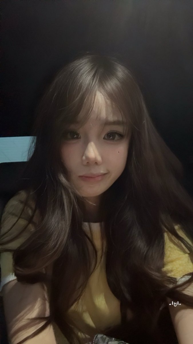 太久没发推了发个自拍确认存活💛