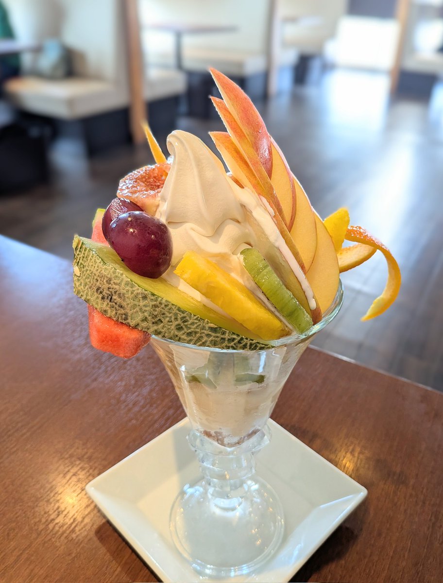 メロン🍈スイカ🍉リンゴ🍎パイナップル🍍ブドウ２種🍇キウイ🥝オレンジ🍊グレープフルーツ🍋‍🟩イチジク

季節のフルーツパフェ🤤