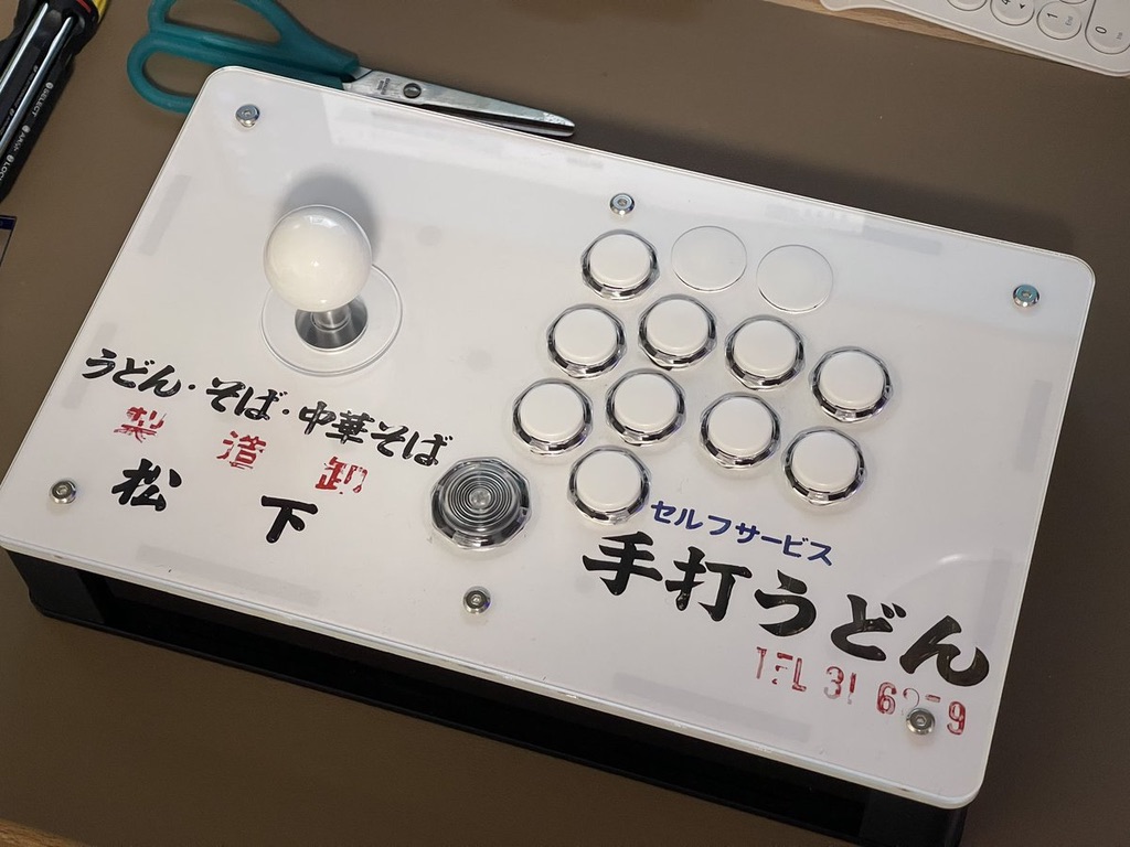 EVO会場だと似たようなアケコンがたくさんあるから落としても確実に自分の手元に戻ってくるデザインがいいよ。