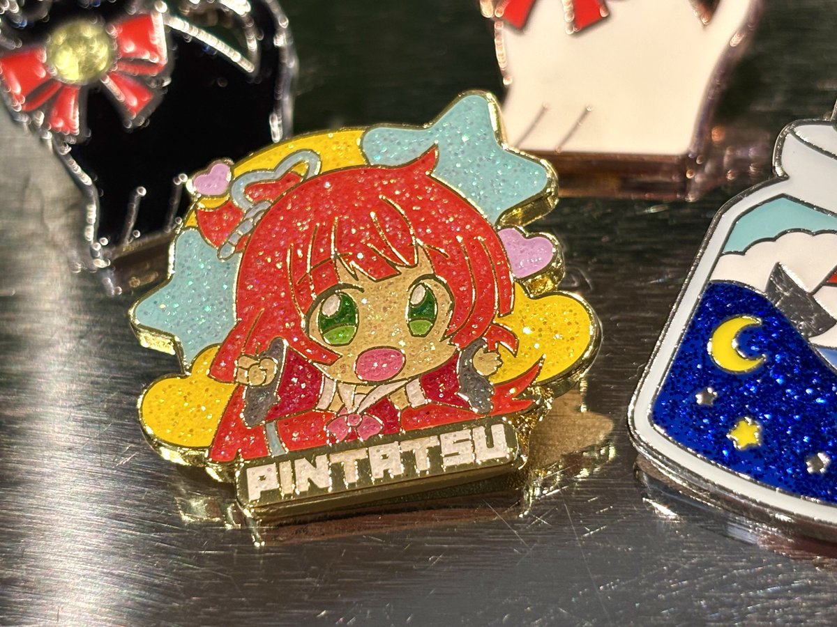 オリジナル形状のピンバッジは特別感がかなりあります✨
印刷では無いため水濡れしても、デザインがにじんでしまうことがありません。そのため、長く使ってもらえるアイテムとしても人気が高いです。

▼詳しくはこちら
pintatsujin.com/products.html