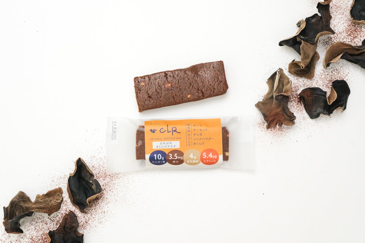 CLRBAR_com's tweet photo. クリアバーに新フレーバー🏃‍♀️はればれきくらげカカオ登場🍫
1本で植物性たんぱく質10gとビタミンD5μgを手軽にチャージでき、毎日の栄養補給にぴったり。富士ヶ嶺きくらげと、栄養豊富なソラマメプロテインを組み合わせた、新感覚のヘルシーバーです！
🛒 https://t.co/2abw6y09Yt https://t.co/TXh0fLnXy4