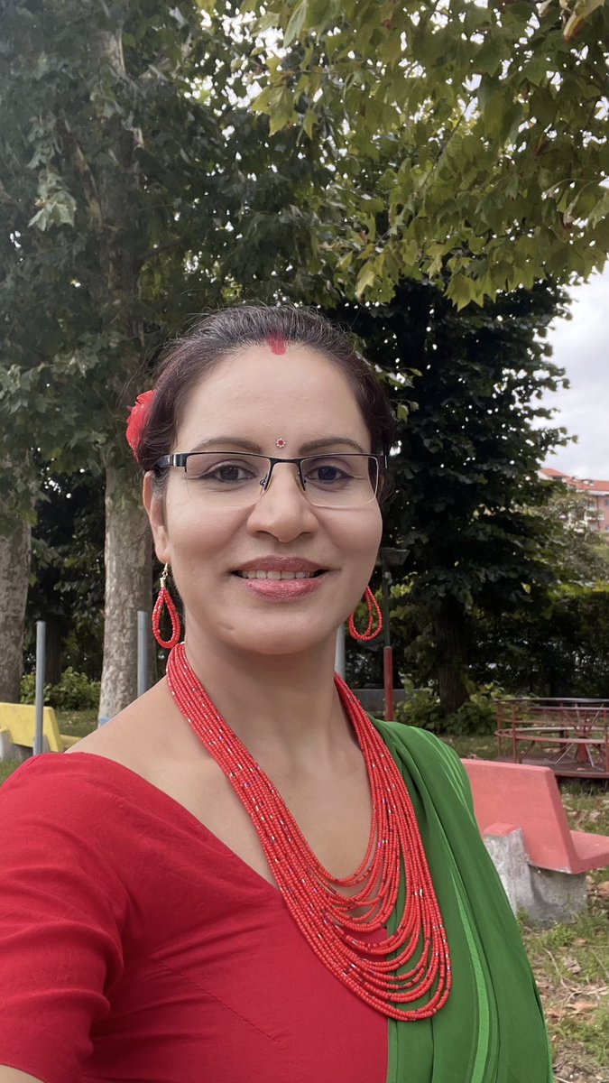 ShobhaPoudel's tweet photo. श्रृंगार गरिसकेपछि एउटा सेल्फि त खिच्नै पर्यो तिजका बेलामा #teejspecial #FestivalOfFreedom #womenshappiness #CulturalCelebration #righttochoice https://t.co/ouoGwkvV0y