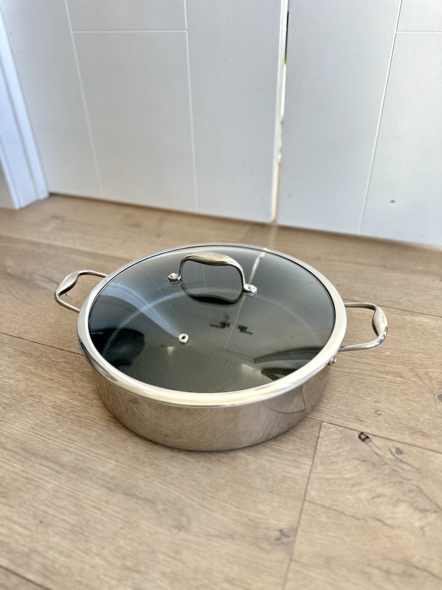BubblyMoments's tweet image. Chef-level cooking made easy 🔥🍳
HexClad Hybrid Nonstick 7-Quart Saute Pan & 14" Frying Pan — durable, nonstick & induction ready!
🛍️ ✨Nonstick 7-Quart Sauté Pan: amzlink.to/az0tK4BsGKuuu
✨Nonstick 14-Inch Frying Pan: amzlink.to/az0J9YnH06sLs
#Cookware #HexClad #AmazonHome