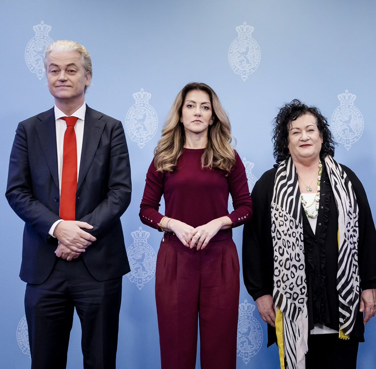 De oorzaak van alle chaos en verdeeldheid in Nederland , als je dat soort mensen blijft steunen ben je gewoon knettergek en oerdom.