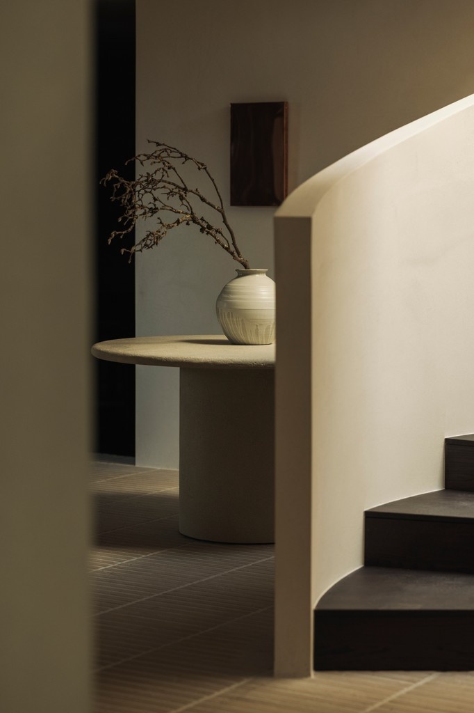 trithouse's tweet image. Elegant simplicity defines the Elements dining table by @ethnicraft. Its seamless, softened form pairs beautifully with the rich textural character created by skilled artisans.