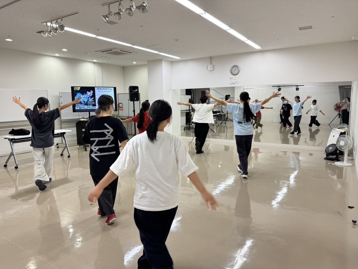 human_naha's tweet photo. ◤#TERUPOP さんワークショップ開催🌈◢
本日はダンスワークショップありがとうございました♪
テーマパークダンスの振付をテーマにテクニック、ポイントなども
教えていただきました!
皆、短時間で形になって凄いです✨
次回も是非、お待ちしております🕺🪩
#ダンス https://t.co/rCuMU6cQQA