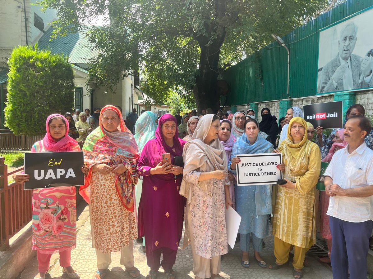 Sheikh Saba (@sheikhsaba14) on Twitter photo The message is clear “bail, not jail” Let's bring our brothers home. They've suffered enough. It's time for compassion and amnesty <a href="/jkpdp/">J&K PDP</a> <a href="/MehboobaMufti/">Mehbooba Mufti</a> <a href="/Khurshid_AlamJK/">Muhammad Khurshid Alam</a> The message is clear “bail, not jail” Let's bring our brothers home. They've suffered enough. It's time for compassion and amnesty <a href="/jkpdp/">J&K PDP</a> <a href="/MehboobaMufti/">Mehbooba Mufti</a> <a href="/Khurshid_AlamJK/">Muhammad Khurshid Alam</a>