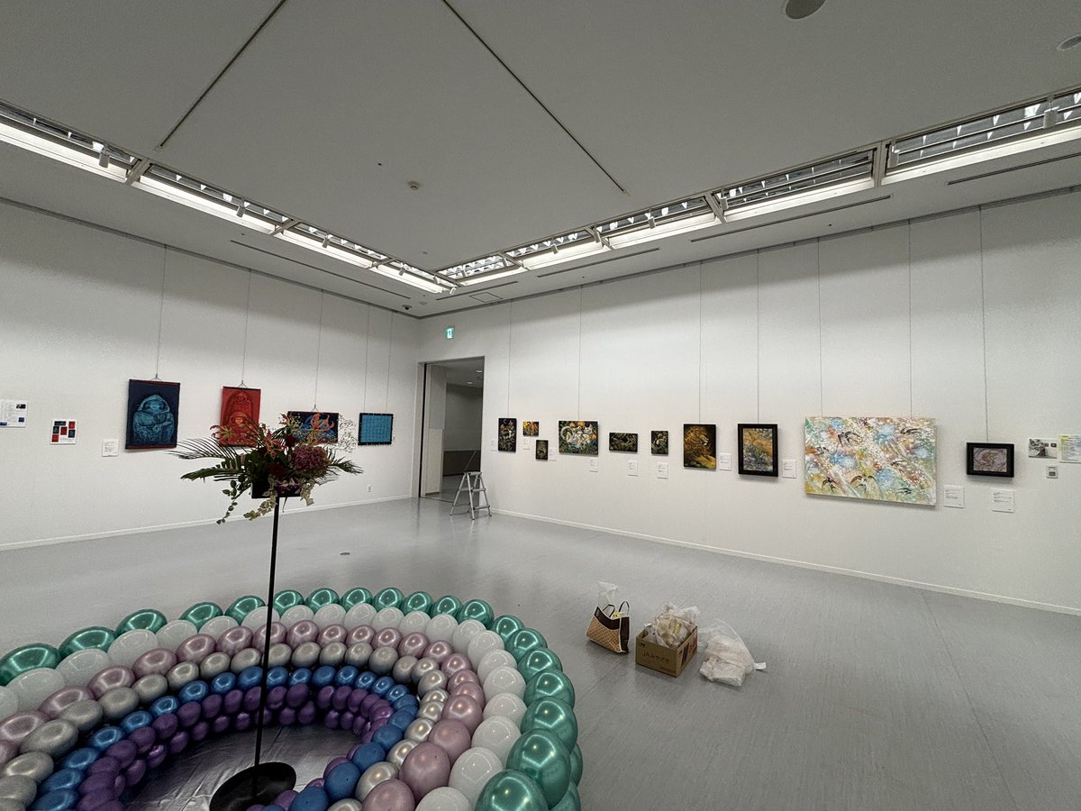 TOMICHIKU's tweet photo. 第13回目の作品展、【繚乱の華】が明日から開催されます。
入場無料ですので、お近くに寄った際にはぜひお越しください😊
カルポート東  市民ギャラリー にて、8月26日〜31日まで開催！
最寄り駅のナゴヤドーム前矢田駅からバンテリンドームへの途中です！
お待ちしております🤗
※写真は準備中の様子 https://t.co/K4YSG93tw8