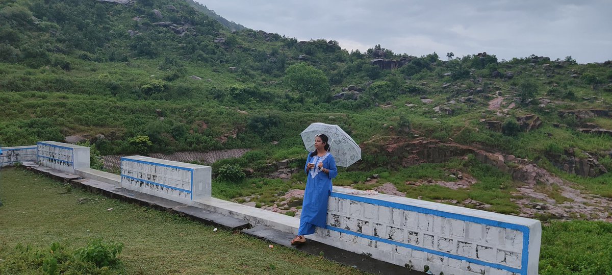 मैं सच कहूँ तो तसल्ली हो जाएगी सबको,
इसलिए झूठ बोलती हूँ —
 कि मैं ठीक हूँ।