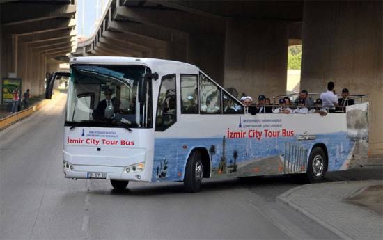 Ege’ye Hoş Geldin!
Geçen sene üniversitemizi kazanan öğrencilere, rektörlük tarafından hoş geldiniz etkinliği olarak üstü açık otobüsle kampüs, Çeşme, Alaçatı ve Kordon turu yaptırılmış. Çeşme’de 2 gün konaklatılmıştı. Bu sene de yapılırsa kaçırmayın. (Yapılacak diye duydum.)