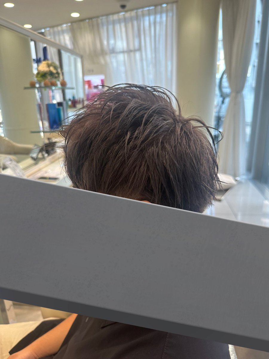 暗めのアッシュグレー初めてブリーチ、カラーしたけどこれで15000は安い