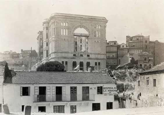 ¡¡¡Un Teatro García Barbón -hoxe A Fundación Vigo- en construción parece despedirse dos xa desaparecidos edificios que se levantaban no que hoxe é a rúa Victoria e a Alameda!!!