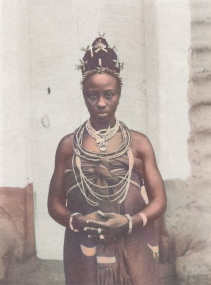 Queen Ohan Akenzua ll, the embodiment of African beauty, in the first picture, she's in the traditional edo woven fabric with Oba Akenzua ll and the second in the traditional edo cotton fabric.