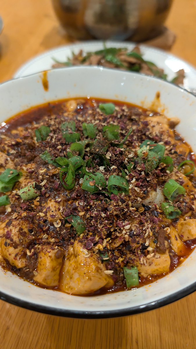 本来不打算让娃太小就吃辣，奈何老大最喜欢我做的麻婆豆腐，现在连麻都不怕了