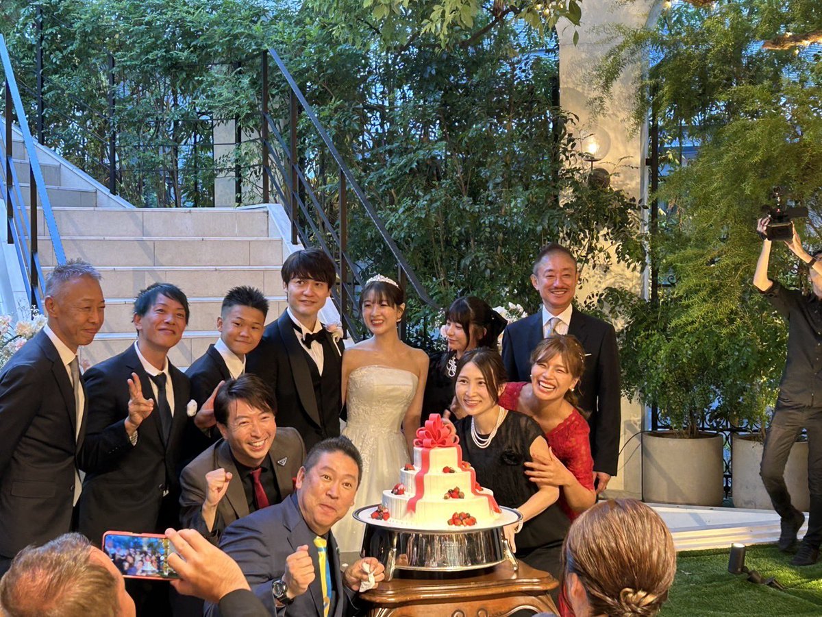 fukunagakatsuya's tweet photo. 昨日無事に結婚式、披露宴を挙げさせていただきました⛪️
お越し頂いた方、祝福コメント頂いた方、ありがとうございました‼️

百田先生が乾杯のご挨拶でお話しいただいた通り、新郎側は半分くらいが裁判の当事者と弁護士でしたね🤭（民事刑事どちらも）

夫婦共々、末長くよろしくお願い致します☺️ https://t.co/nSOWUwQQK0