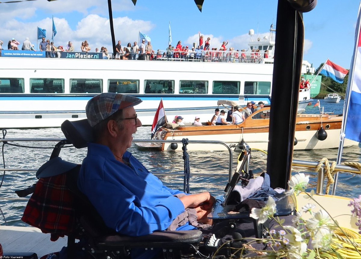 Vaarwens 1554 op 24-08-2025: Feestje op het IJ

Link naar het hele verslag: stichtingvaarwens.nl/.../2705-vaarw…...

“Speciaal voor mij!”, staat er op Theo’s Ipad. Dit is hoe Theo met zijn omgeving gecommuniceerd. Hij doelt op de mensenmassa langs de kades van het IJ Theo is jarig vandaag.