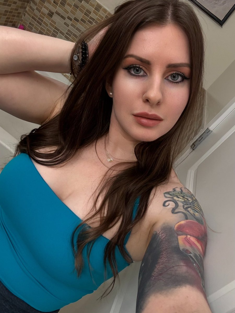 My gym addiction = 💪🍑🥵🩵💦
Blue compliments me well. What do you think?