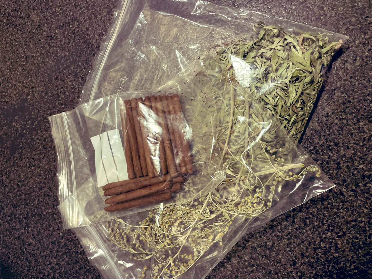 久々に警察に自転車で止められて、結局防犯登録の確認だけで何もなかったんですが、店着いて手荷物確認したらこれ。

職務質問じゃなくてよかった…

※シガリロとニガヨモギです