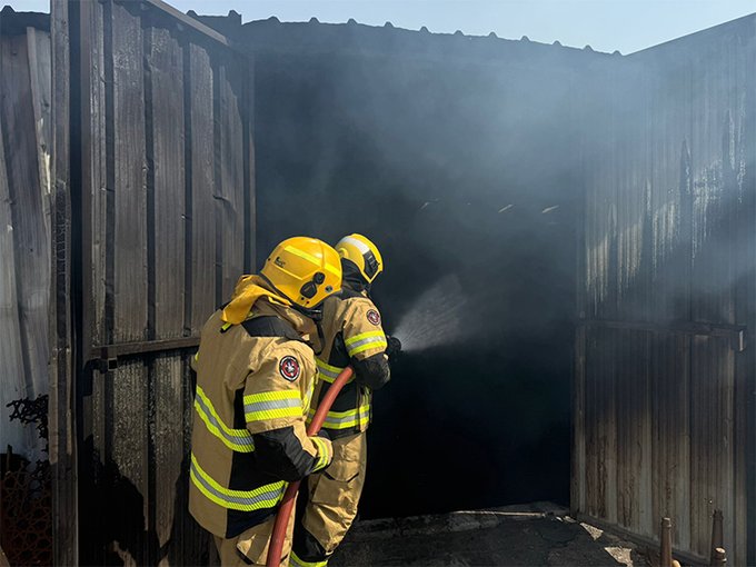 فرق الإطفاء تُسيطر على حريق جاخور في منطقة كبد 