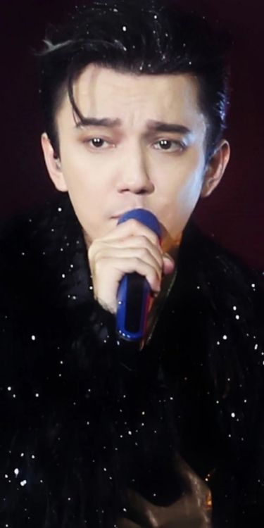 <a href="/Helendear007/">Елена</a> Всех поражает контроль, с которым Димаш исполняет каждую ноту, плавно переключаясь с нижних тонов на высокие.
DIMASH CONCERT NEW YORK 
#StrangerTourAmerica