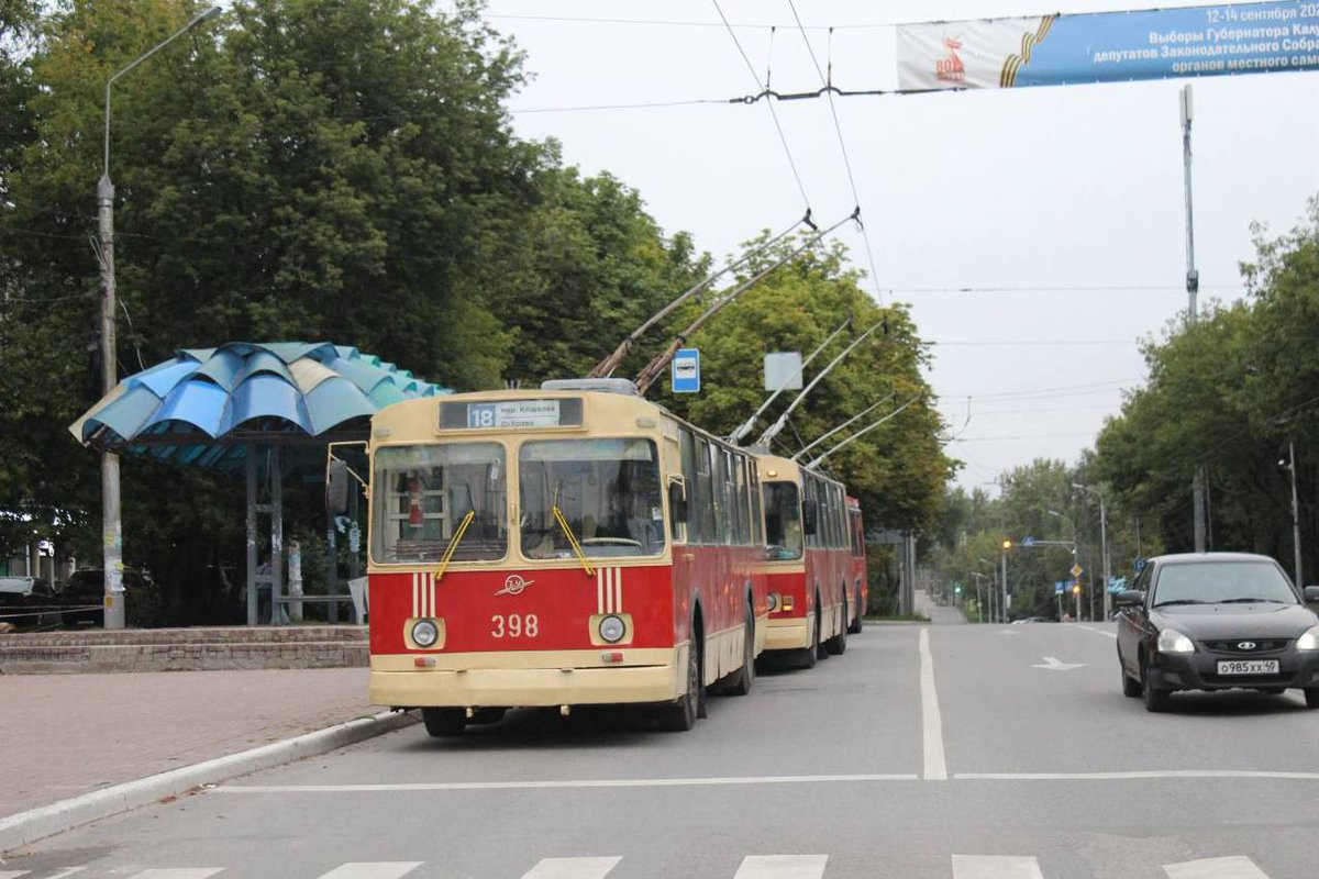 Калужские транспортные фанаты повторили исторический кадр 1988 года.

На свежей фотографии спустя 37 лет запечатлён 398 троллейбус, дизайн «ресничек» которого повторили с его близкого родственника по бортовому номеру — 395.